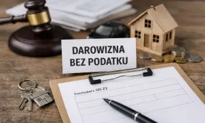 Klucze do domu, formularz SD-Z2 i młotek sędziowski sugerują, że chodzi o podatek od darowizny w rodzinie.