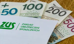 Koperta ZUS z polskimi banknotami 50, 100, 200, 500 zł. Symbolizuje przyszłe emerytury dla nauczycieli i innych pracowników.