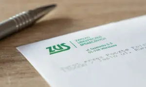 ZUS wysyła pismo dotyczące podwójnych emerytur dla wdów. Obok długopis.