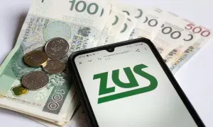 Pieniądze i smartfon z logo ZUS. Sprawdź najnowsze wiadomości o emeryturach i rentach.