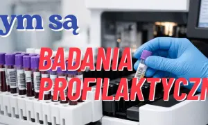 Ręka w niebieskiej rękawiczce trzyma probówkę z krwią. Tło to rząd probówek i sprzęt laboratoryjny. Napis: "Czym są badania profilaktyczne".