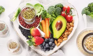 Serce pełne zdrowia: awokado, jagody, truskawki, brokuły, marchew, pomidory, migdały, fasole, soczewica i nasiona chia – idealne składniki na dieta wegetariańska.