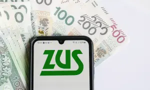 Nowe przepisy ZUS w sprawie emerytur. Na ekranie telefonu logo ZUS, w tle polskie banknoty.