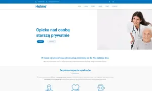 Uśmiechnięta opiekunka pomaga starszej pani na wózku. Oferujemy prywatną opiekę nad osobą starszą.