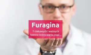 Mężczyzna w okularach trzyma kartkę z napisem "Furagina". Czy alkohol wpływa na jej działanie? Dowiedz się 7 faktów.