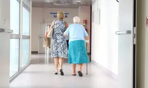 Dwie kobiety idą korytarzem szpitalnym. Jedna z nich wspiera się laską. Zastanawiają się, ile zwrotu mogą uzyskać z ulgi rehabilitacyjnej 2280.