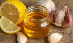 Cytryna, miód i czosnek – naturalne sposoby na ból gardła.