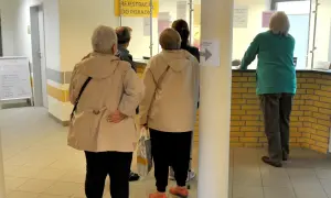 Kolejka do rejestracji w przychodni. Czy do psychologa potrzebne jest skierowanie? Pacjenci czekają na swoją kolej.