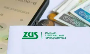 ZUS, pieniądze i kalkulator na ekranie telefonu. Czy ZUS kwalifikuje do renty?