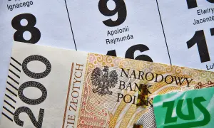 Kalendarz z datami i imieniami, banknot 200 zł i karta ZUS. Termin wypłaty emerytury zależy od dnia miesiąca.