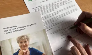 Renta wdowia, czyli łączenie wypłaty renty rodzinnej z innymi świadczeniami. ZUS wyjaśnia, od kiedy można ubiegać się o świadczenie.
