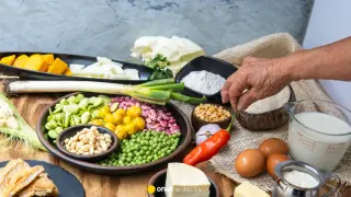 Różnorodne produkty spożywcze: fasola, groch, kukurydza, jajka, mleko, ryż, orzeszki ziemne, dynia, papryka, czosnek, ser, masło, ryba. Pomocne w ustaleniu, ile białka dziennie.