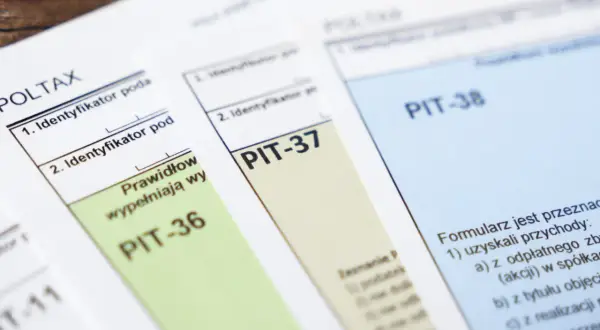 Formularze PIT-36, PIT-37 i PIT-38. Czy ZUS rozlicza PIT emeryta? To pytanie nurtuje wielu seniorów.