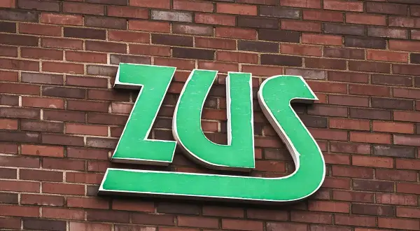 Zielone litery ZUS na ceglanej ścianie. To znak rozpoznawczy placówki, gdzie załatwia się sprawy związane z emeryturami i rentami.