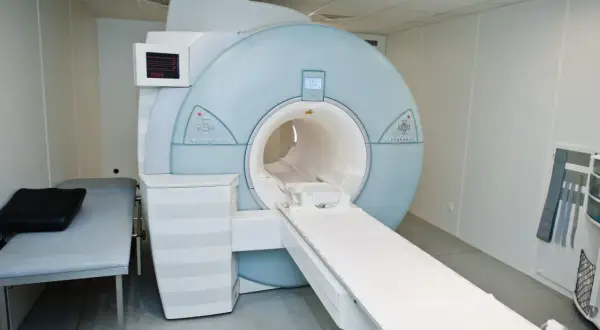Nowoczesny aparat do rezonansu magnetycznego. Zastanawiasz się, ile kosztuje rezonans głowy? To badanie pozwala na szczegółową diagnostykę.