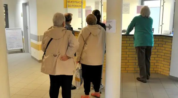 Kolejka do rejestracji w przychodni. Czy do psychologa potrzebne jest skierowanie? Pacjenci czekają na swoją kolej.