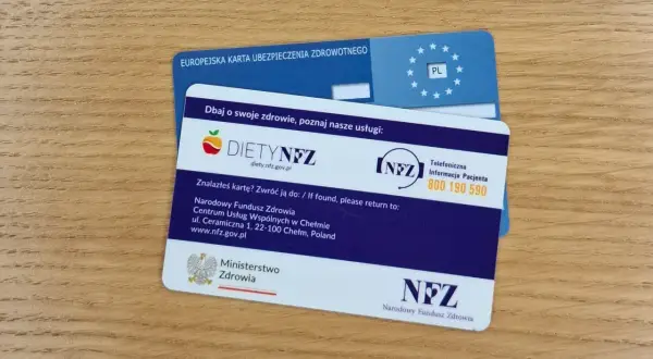 Karta EKUZ jest ważna przez określony czas, zapewniając dostęp do opieki zdrowotnej w UE. Na karcie widnieje logo NFZ.