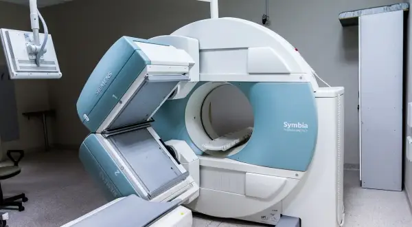 Nowoczesny aparat do rezonansu magnetycznego. Szybkie terminy badań NFZ to szansa na szybką diagnostykę.