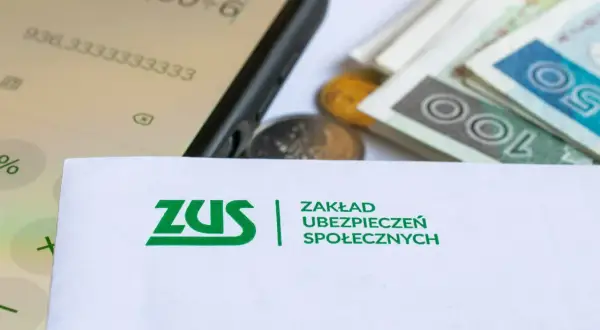 ZUS, pieniądze i kalkulator na ekranie telefonu. Czy ZUS kwalifikuje do renty?