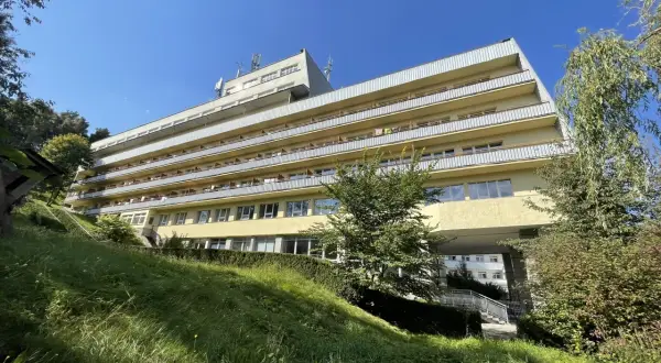 Krynica-Zdrój: Kto jedzie do sanatorium? Przewodnik NFZ i prywatnie.