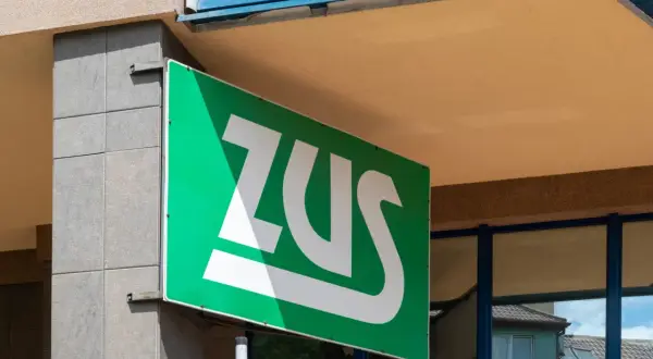 Zielony szyld ZUS z białym logo. Mały ZUS plus, symbol bezpieczeństwa i wsparcia.
