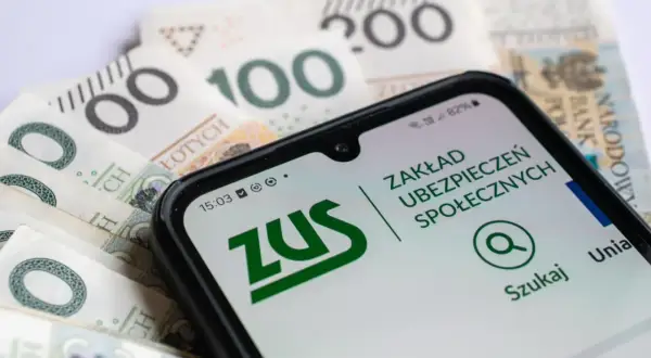 Złotówki i smartfon z aplikacją ZUS. Brak RP-7 to problem z emeryturą, ale aplikacja ZUS może pomóc.