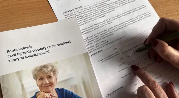 Renta wdowia, czyli łączenie wypłaty renty rodzinnej z innymi świadczeniami. ZUS wyjaśnia, od kiedy można ubiegać się o świadczenie.