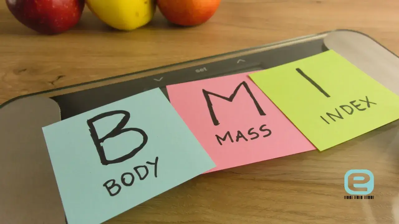 Jak obliczyć BMI? Na wadze leżą karteczki: "BODY", "MASS", "INDEX". Obok jabłka.