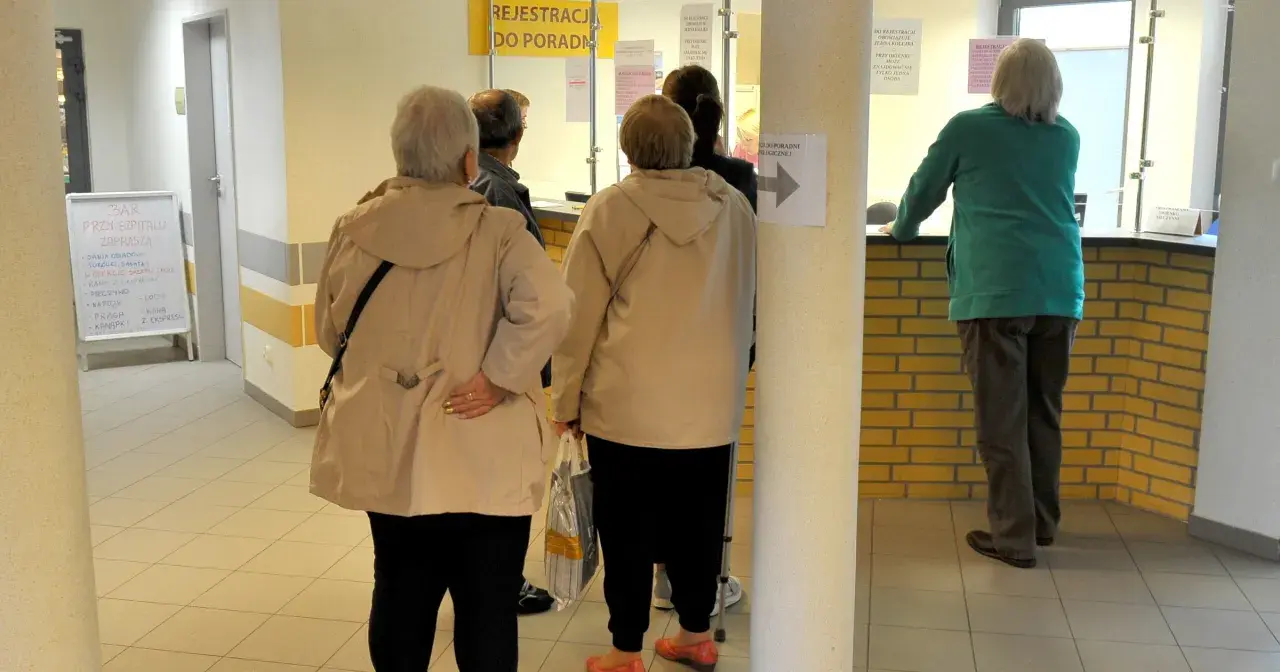 Kolejka do rejestracji w przychodni. Czy do psychologa potrzebne jest skierowanie? Pacjenci czekają na swoją kolej.