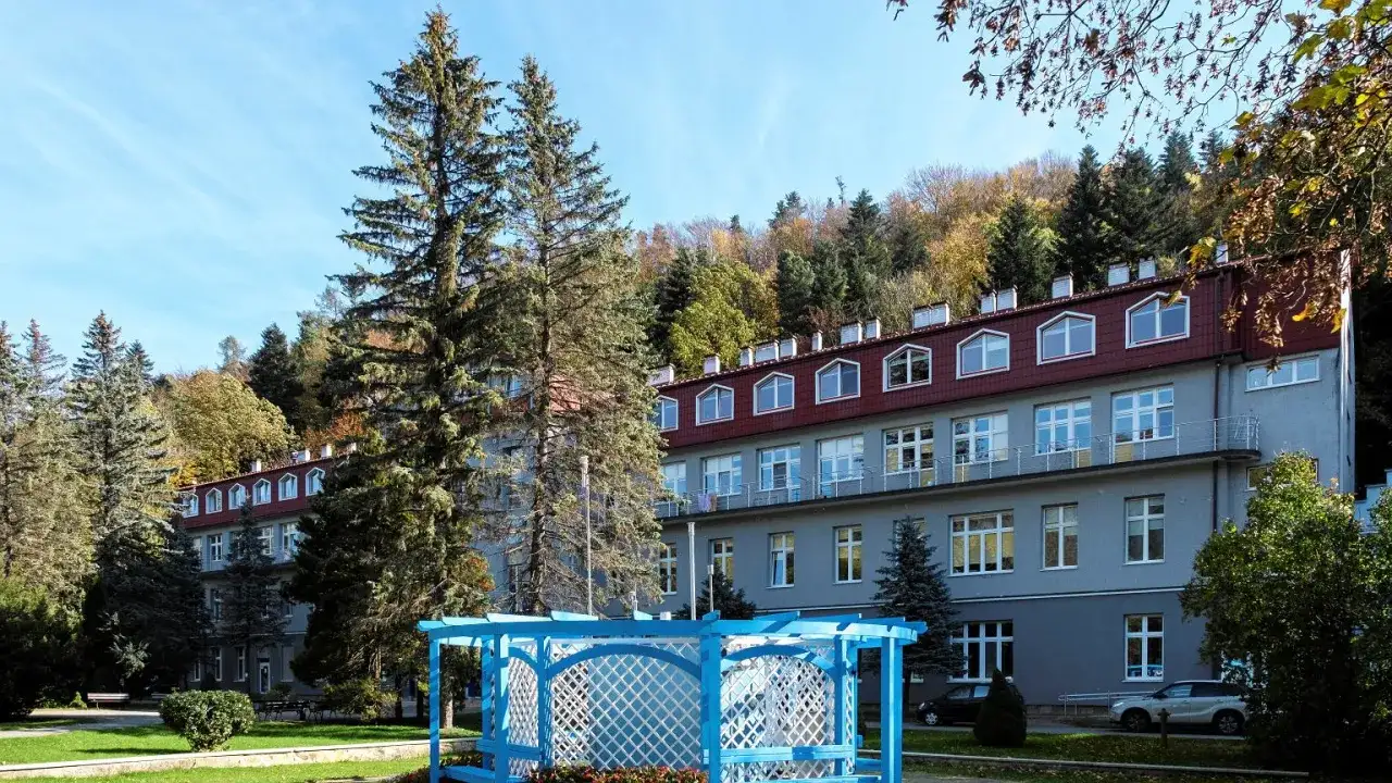 Sanatorium w otoczeniu jesiennego lasu. Sprawdź nowe zasady wyjazdu do sanatorium na NFZ.
