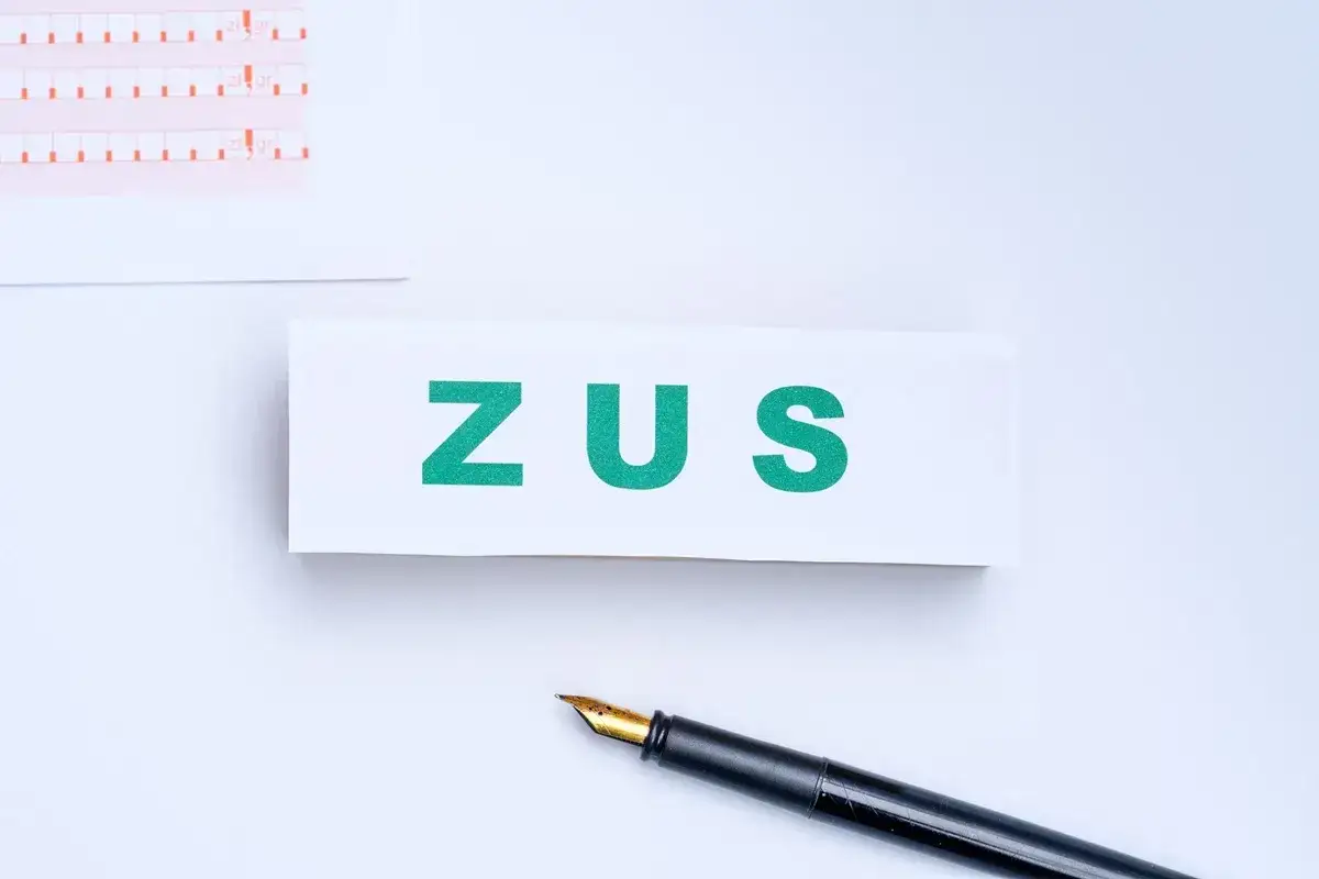 ZUS. Dokumenty dotyczące renty wdowiej i jej limitów. Pióro do pisania.