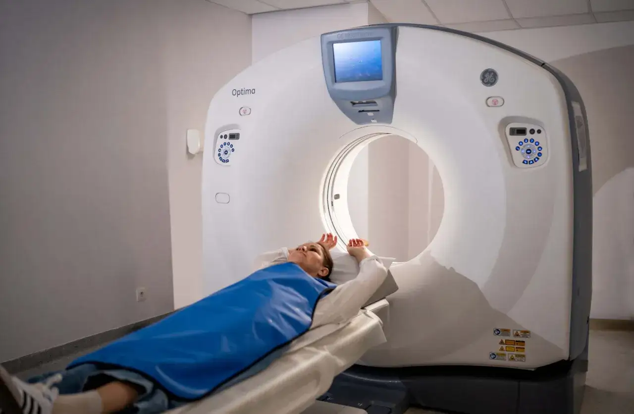 Pacjentka leży na stole tomografu. Szybka diagnostyka: tomografia prywatnie bez skierowania.
