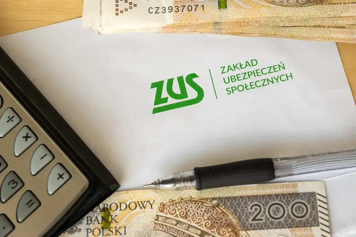 Kalkulator, długopis, pieniądze i dokument ZUS. Rozliczenie subkonta ZUS po zmarłym wymaga tych narzędzi.