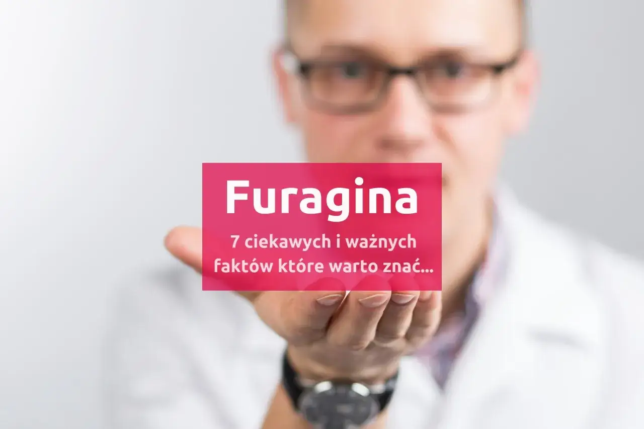 Mężczyzna w okularach trzyma kartkę z napisem