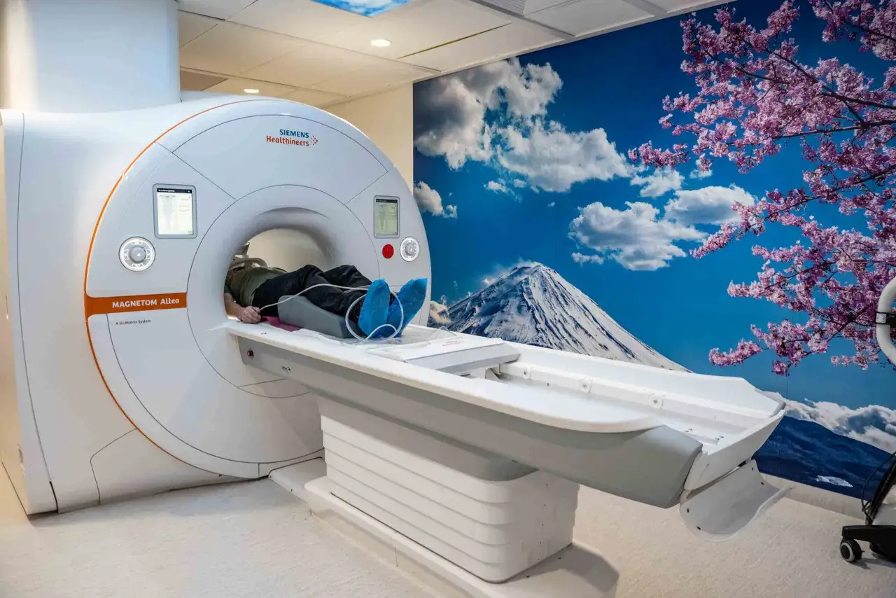 Pacjent leży w rezonansie magnetycznym. Zastanawiasz się, ile kosztuje rezonans głowy? To badanie jest kluczowe dla diagnostyki.
