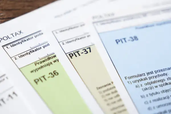 Formularze PIT-36, PIT-37 i PIT-38. Czy ZUS rozlicza PIT emeryta? To pytanie nurtuje wielu seniorów.