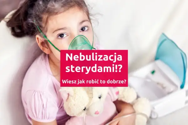 Dziewczynka z maską nebulizatora na twarzy, przytulająca misia. Obok biały **nebbud** z niebieską klapką.