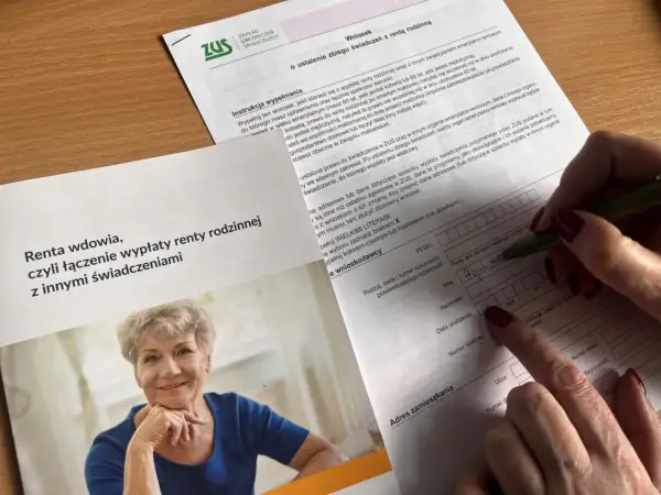 Renta wdowia, czyli łączenie wypłaty renty rodzinnej z innymi świadczeniami. ZUS wyjaśnia, od kiedy można ubiegać się o świadczenie.